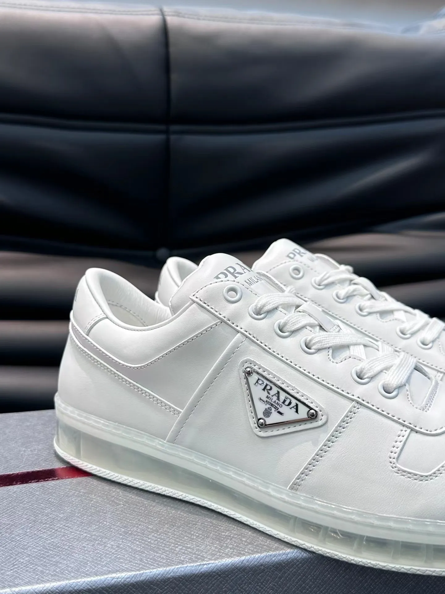 P420 38-45 Prada Prada’s new men’s leather sneakers, the highest version on the market, any comparison is welcome🆚! The original leather has excellent texture and is super high-end! Fetal sheep net lining imported from Italy, removable pad! Luxurious materials and fine workmanship, highly recommended!